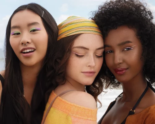 Neonowy eyeliner – odważny akcent, który przyciąga spojrzenia