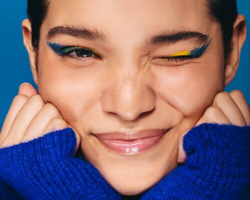 Niebieski eyeliner – jak podkreślić spojrzenie kolorem chłodnej elegancji?