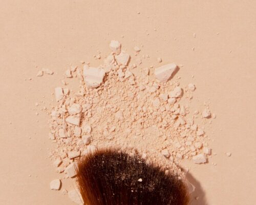 Perfekcyjnie dobrany puder – jak znaleźć ten idealny?
