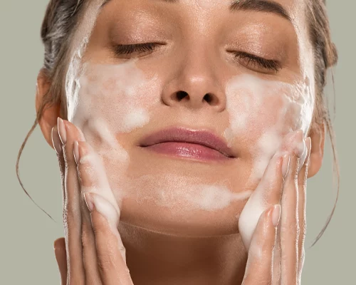 Pianki do demakijażu – delikatność i skuteczność w jednym kroku