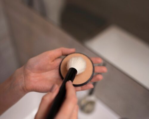 Puder matujący – klucz do świeżego i trwałego makijażu