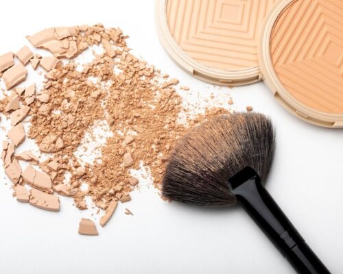 Puder rozświetlający – sekret promiennej i świeżej cery
