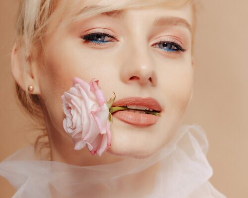 Romantyczny makijaż ślubny dla blondynek – jak dobrać idealny podkład i korektor?