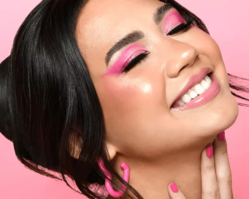 Różowy eyeliner – dziewczęcy akcent czy odważne podkreślenie spojrzenia?