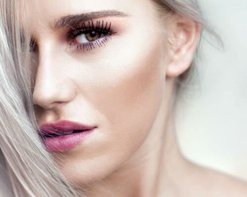 Rozświetlacz do jasnej cery – jak go wybrać, by uzyskać naturalny blask?