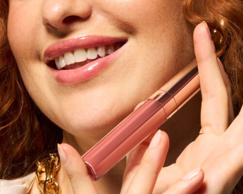 Szminki i błyszczyki powiększające – efekt pełniejszych ust w kilka minut