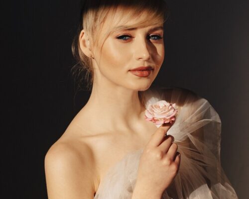 Usta w ślubnym makijażu blondynek – jak wybrać idealny kolor?