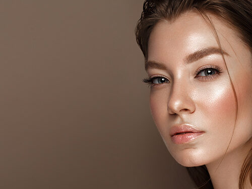 Wiosna 2025 w makijażu: lekkie akcenty i odświeżona pielęgnacja