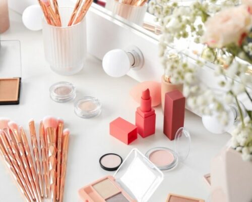 Zestaw kosmetyków do makijażu dla początkujących – co warto wybrać na start?