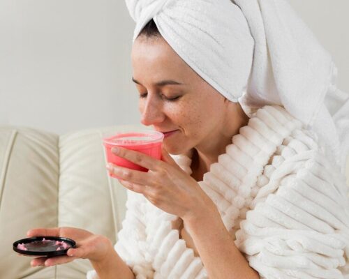 Codzienne oczyszczanie tłustej cery – ile razy i czym myć twarz, by uniknąć błyszczenia?