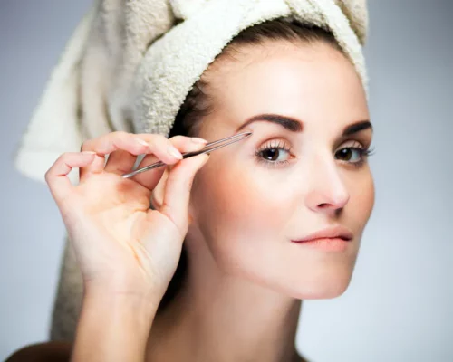 Czym regulować brwi? Wybór metody ma znaczenie