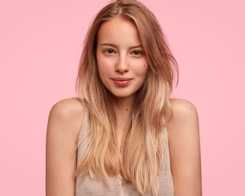 Delikatny makijaż Clean Girl – krok po kroku do naturalnego looku