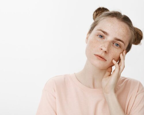 Dlaczego pojawia się kaszka na czole i policzkach?