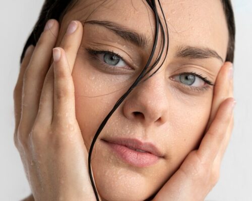 Dlaczego skóra tłusta potrzebuje nawilżenia? O tym nie wolno zapominać