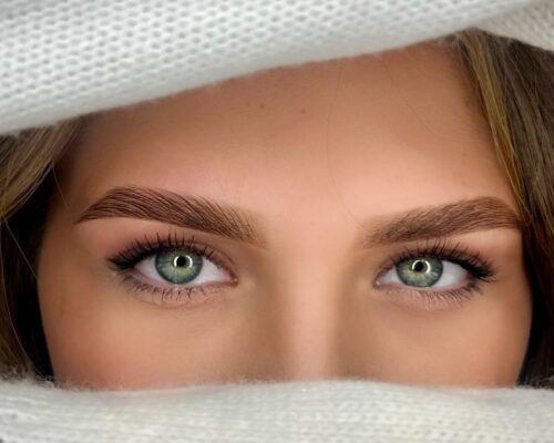 Domowa stylizacja brwi krok po kroku – efekt jak z profesjonalnego salonu