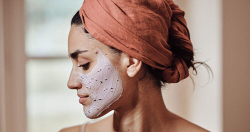 Domowe SPA dla twarzy – jak rozpieścić skórę bez wychodzenia z domu?