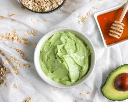 Domowe maseczki odmładzające na twarz – sposób na świeżą i jędrną skórę