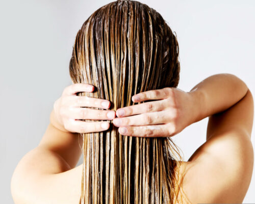 Domowe sposoby na przetłuszczone włosy – wypróbuj wcierki i maseczki!