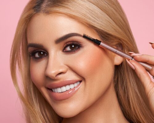 Jak dopasować kolor brwi do koloru włosów? 