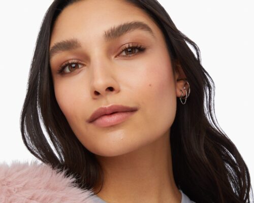 Jak malować brwi cieniami, by wyglądały naturalnie i równomiernie?