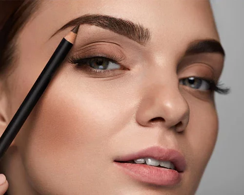 Jak malować brwi kredką, by wyglądały naturalnie i schludnie?
