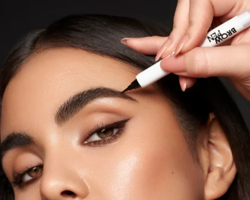 Jak malować brwi pisakiem, by uzyskać naturalny efekt?