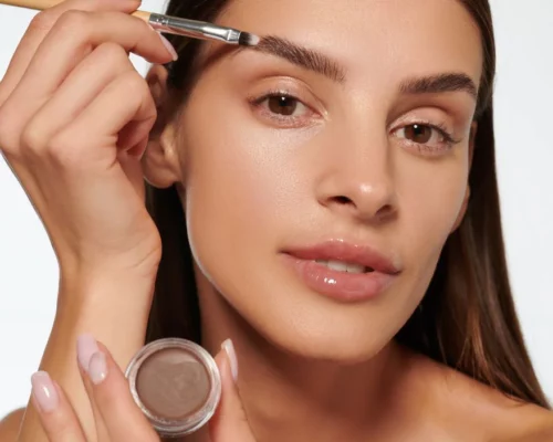 Jak malować brwi pomadą, by uzyskać efekt pełnych i wyrazistych włosków?