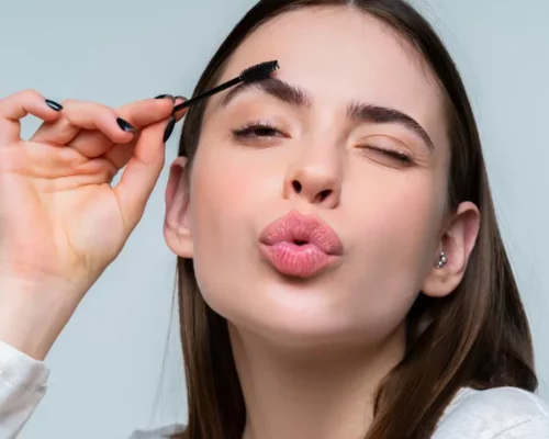 Jak malować brwi, żeby wyglądały naturalnie? Poradnik dla każdej kobiety