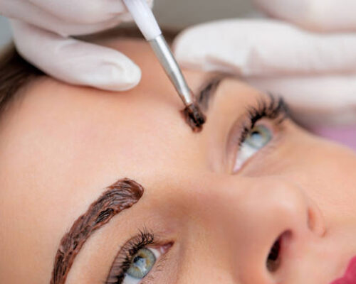 Jak poprawnie wykonać hennę na brwiach, by uzyskać naturalny efekt