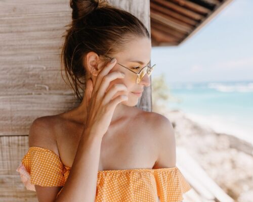 Jak przygotować cerę na upalne dni, by makijaż wyglądał świeżo i naturalnie przez cały dzień?