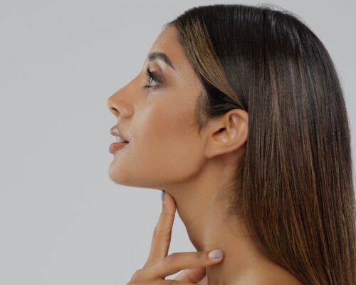 Jak usunąć drugi podbródek? Domowe sposoby i makijażowe sztuczki