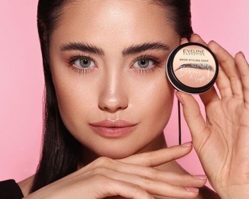 Jak utrwalić brwi? Żele i mydełka, które ujarzmią każdy włosek