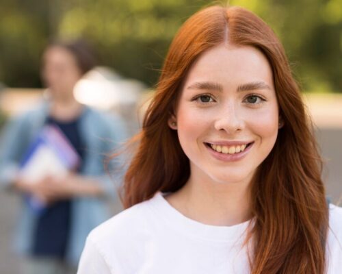 Jak zakryć wyciśniętego pryszcza? Lepiej nie próbuj… ale jest sposób na złagodzenie efektu