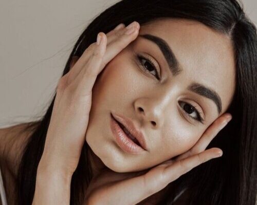 Jakie brwi są teraz modne? Odkryj kształty, kolory i stylizacje, które robią efekt WOW