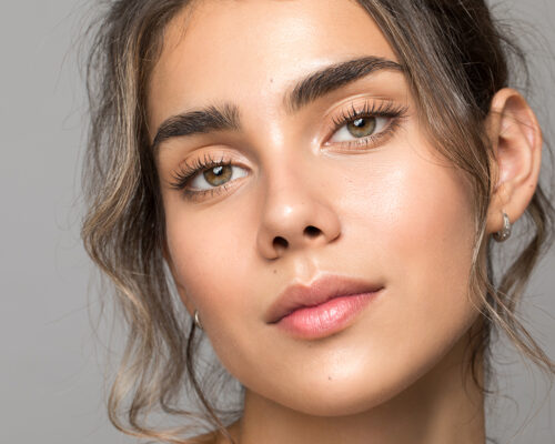 Jakie kolory brwi są teraz modne? Odcienie, które wpisują się w trendy naturalności