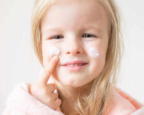 Kaszka na twarzy u dziecka – czy trzeba się martwić?