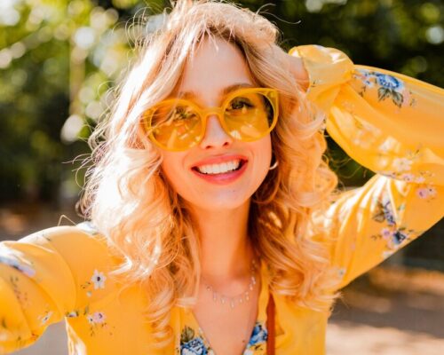 Lekkie formuły, intensywne nawilżenie – jak wybrać idealny krem do twarzy na lato?