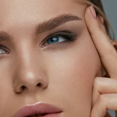 Makijaż brwi – jak dobrać idealne produkty i nie przesadzić z efektem?