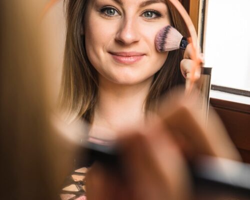 Makijaż przy cerze tłustej – jak uzyskać matowy efekt, który utrzyma się przez cały dzień?