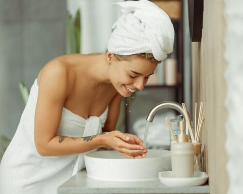 Mycie twarzy bez tajemnic. Dopasuj pielęgnację do potrzeb skóry