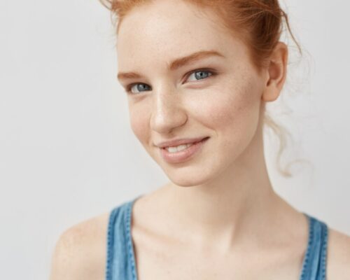 Naturalny makijaż clean girl – jakie kosmetyki wybrać