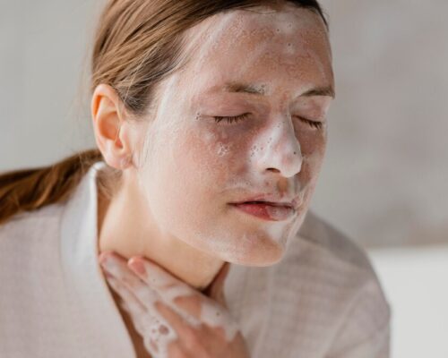 Oczyszczanie skóry tłustej – pierwszy i najważniejszy krok do matowej cery