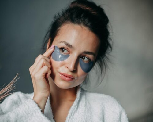 Skóra pod oczami. Jak ją pielęgnować na co dzień?