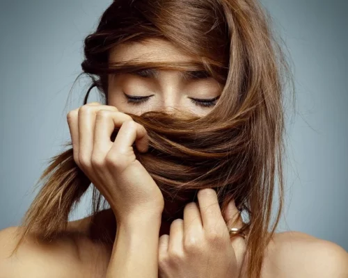 Szybko przetłuszczające się włosy? Poznaj najlepsze domowe receptury