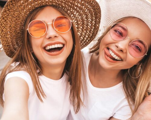 Wakacyjna pielęgnacja skóry – jak zadbać o cerę, by była promienna przez całe lato?