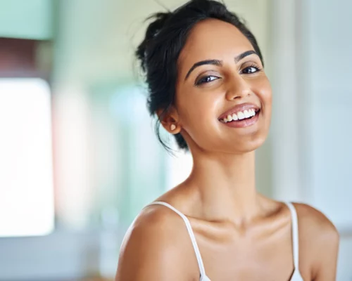 Wyrównanie kolorytu – jak się malować, by wyglądać naturalnie?