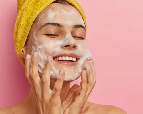 Zawsze zmywaj płyn micelarny – to nie tonik!