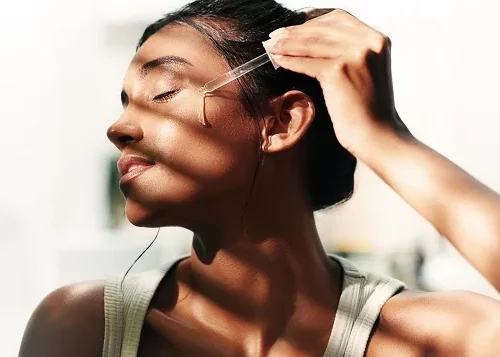 Jak poprawnie nakładać serum na skórę twarzy