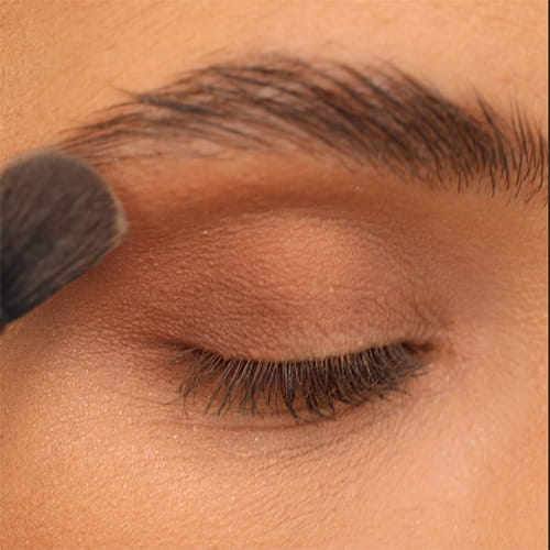 błyszczące-i-matowe-cienie-do-makijażu-oczu