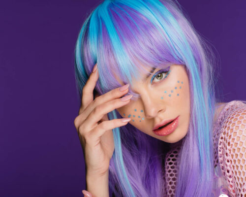 Kolorowy, odważny, błyszczący makijaż twarzy